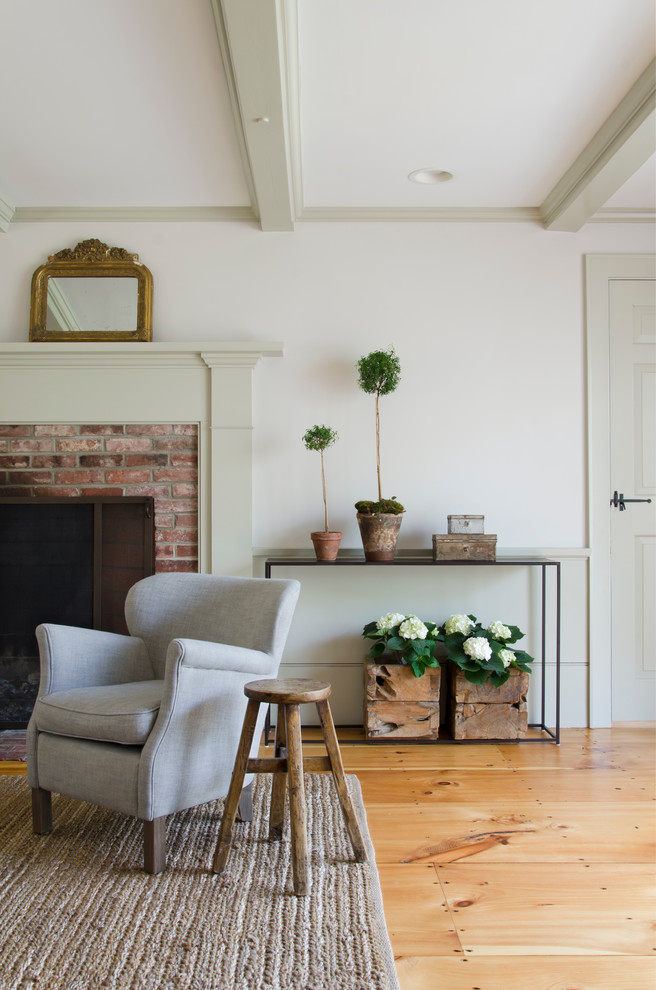 Mittelgroßes, Abgetrenntes Modernes Wohnzimmer mit weißer Wandfarbe, hellem Holzboden, Kamin, Kaminumrandung aus Backstein und TV-Wand in Boston
