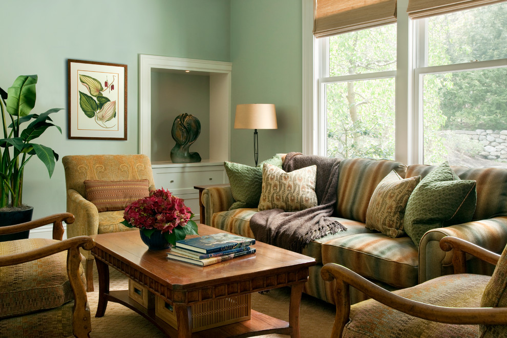 Foto di un soggiorno classico di medie dimensioni e chiuso con parquet chiaro, sala giochi, pareti blu e cornice del camino in mattoni
