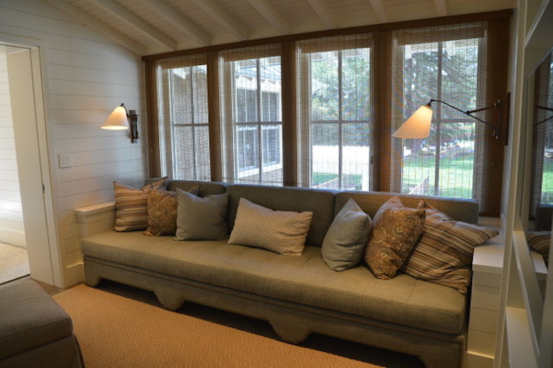 Foto di un piccolo soggiorno classico chiuso con pareti bianche, pavimento in legno massello medio, nessun camino, TV autoportante e pavimento marrone