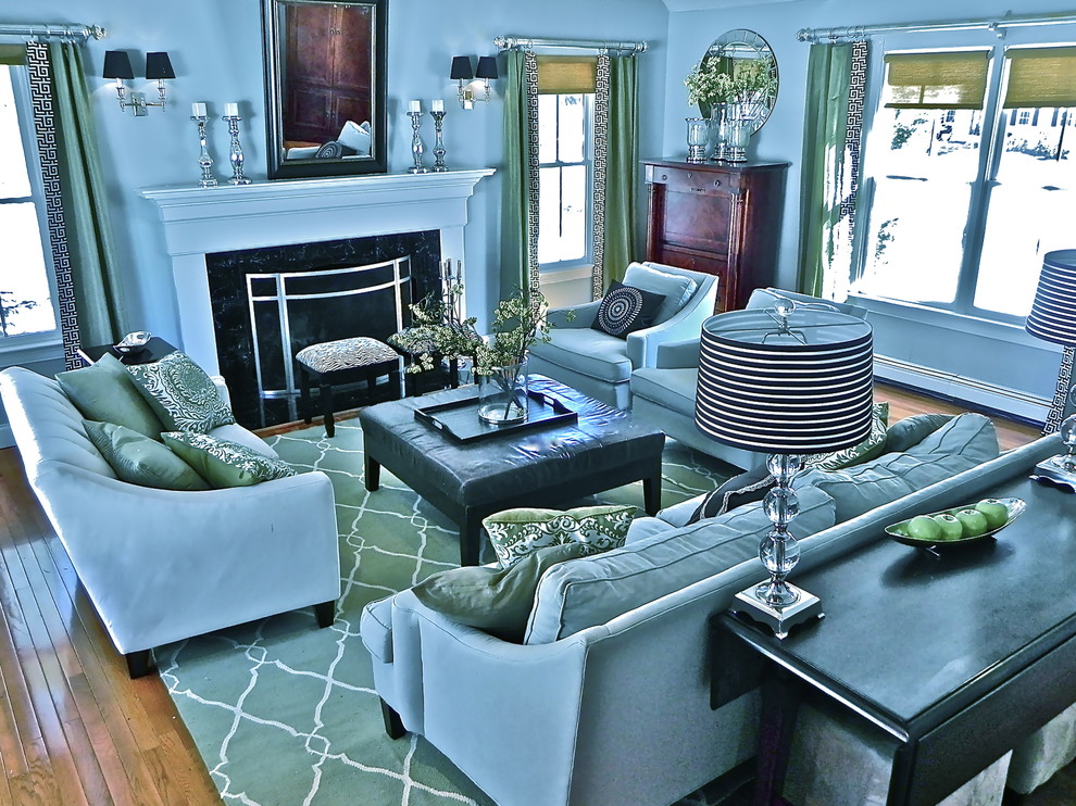 На фото: гостиная комната в классическом стиле с синими стенами и ковром на полу