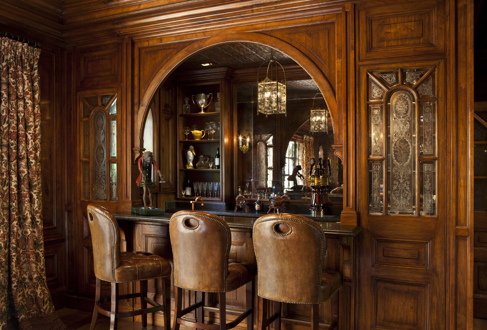 Example of a classic home bar design in San Francisco