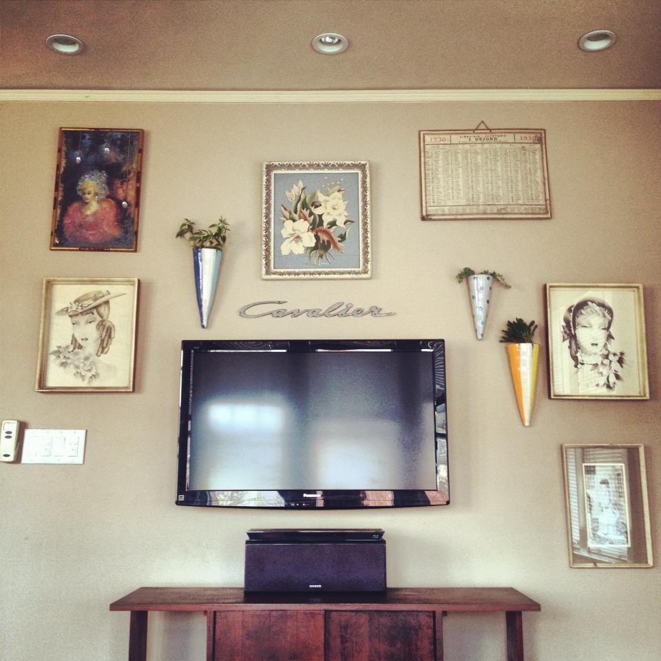 Diseño de sala de estar vintage con televisor colgado en la pared