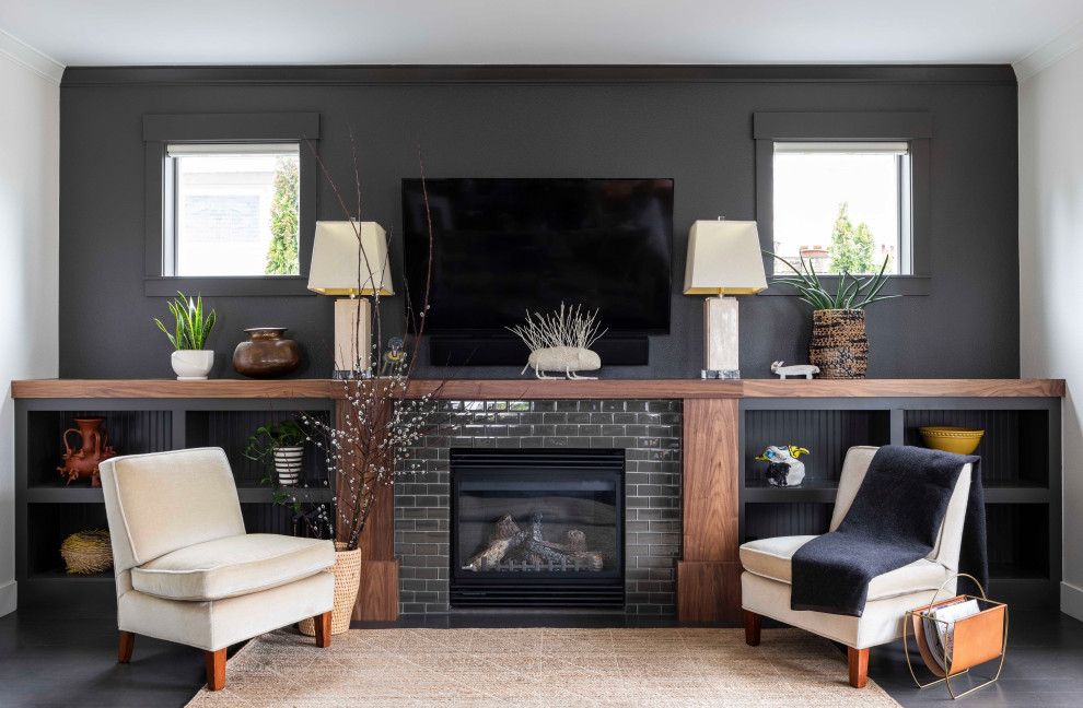 Inspiration pour une salle de séjour traditionnelle avec un mur noir, une cheminée standard, un manteau de cheminée en carrelage, un téléviseur fixé au mur et un sol gris.