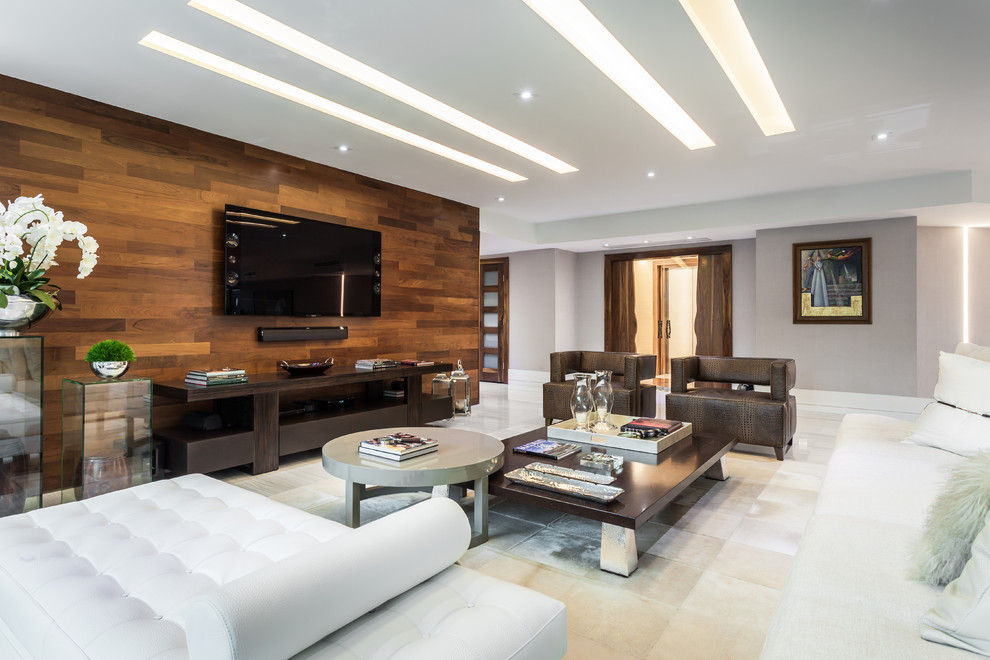 Пример оригинального дизайна: большая парадная, открытая гостиная комната в современном стиле с телевизором на стене, белыми стенами и полом из линолеума без камина
