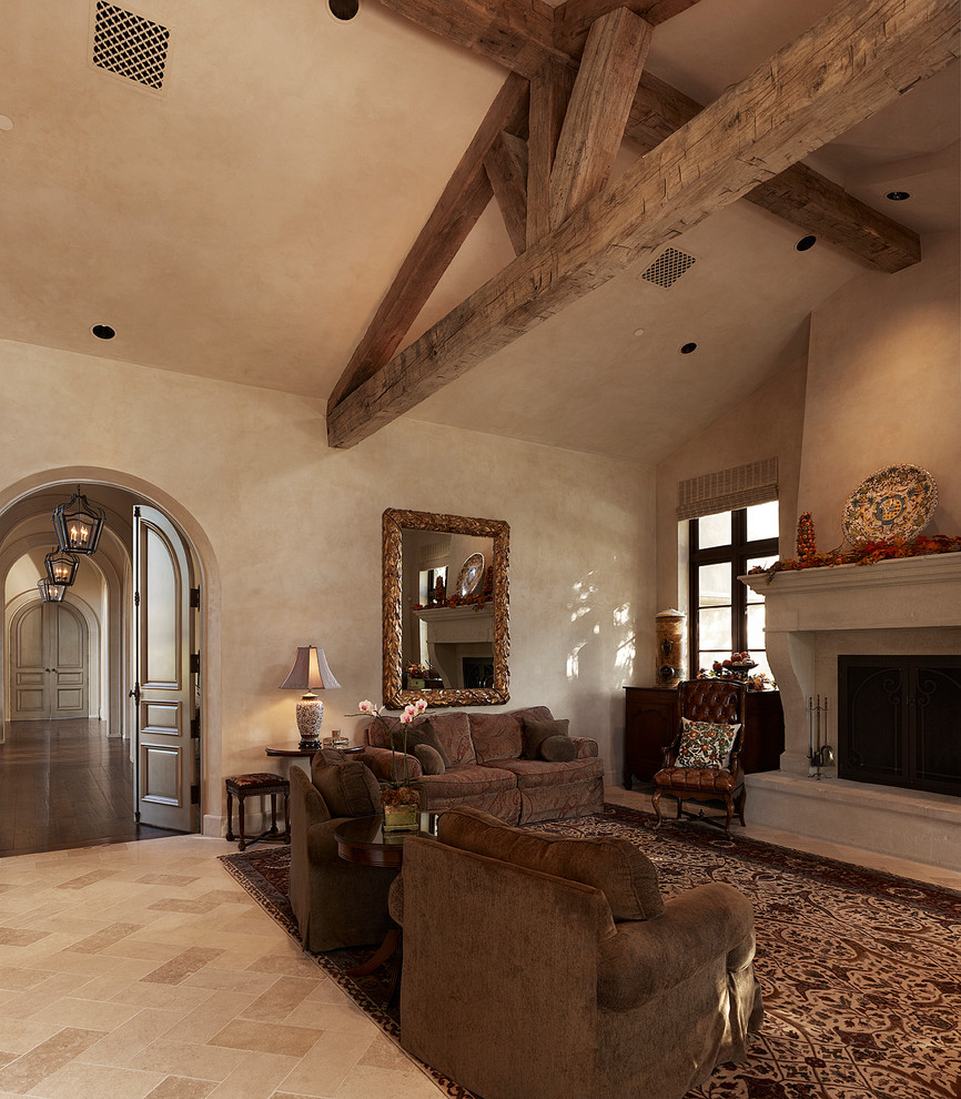 Aménagement d'une salle de séjour classique avec un mur beige, une cheminée standard et un manteau de cheminée en pierre.