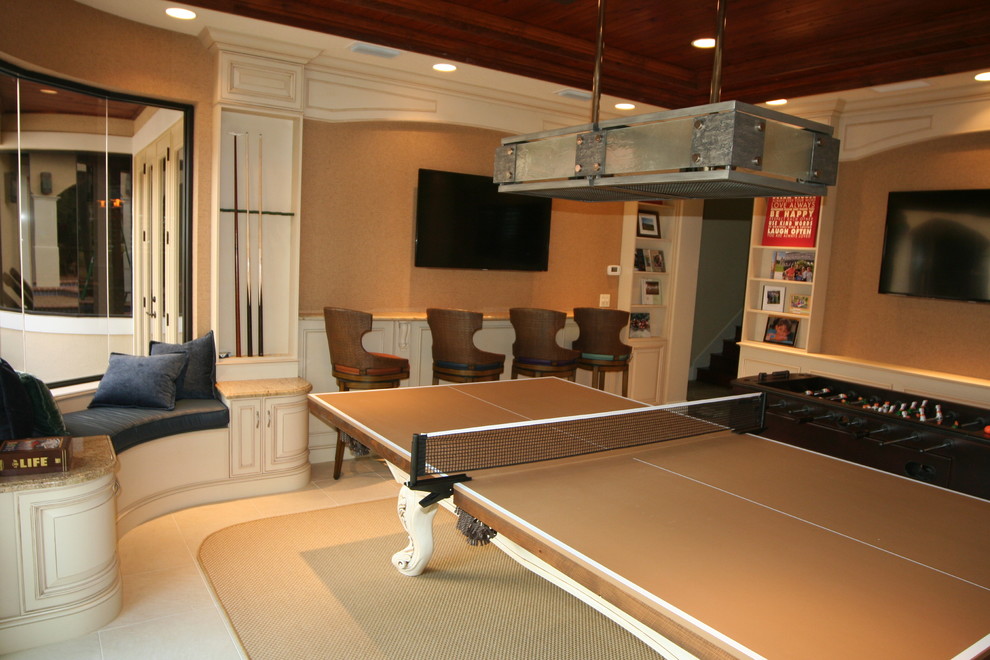 Imagen de sala de juegos en casa cerrada clásica renovada con paredes beige y pared multimedia