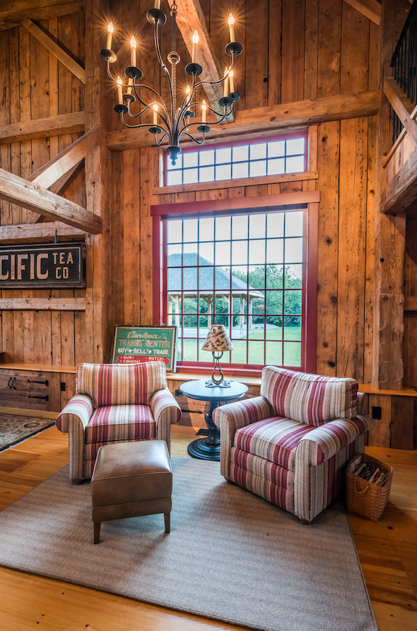 Modelo de sala de estar con biblioteca abierta rural extra grande con suelo de madera clara