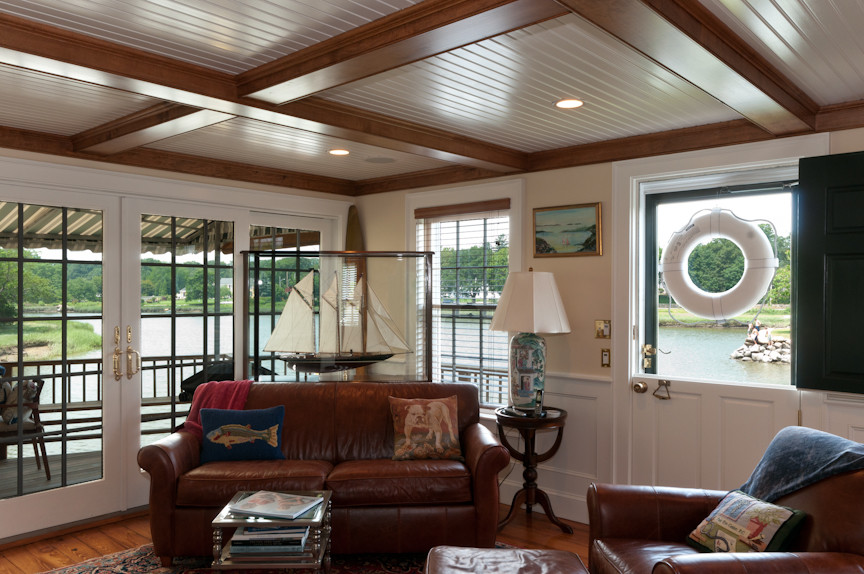 Modelo de sala de estar abierta clásica de tamaño medio con paredes beige y suelo de madera en tonos medios