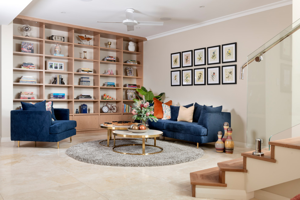 Esempio di un soggiorno contemporaneo di medie dimensioni e aperto con libreria, pareti beige, pavimento in travertino, nessuna TV e pavimento beige