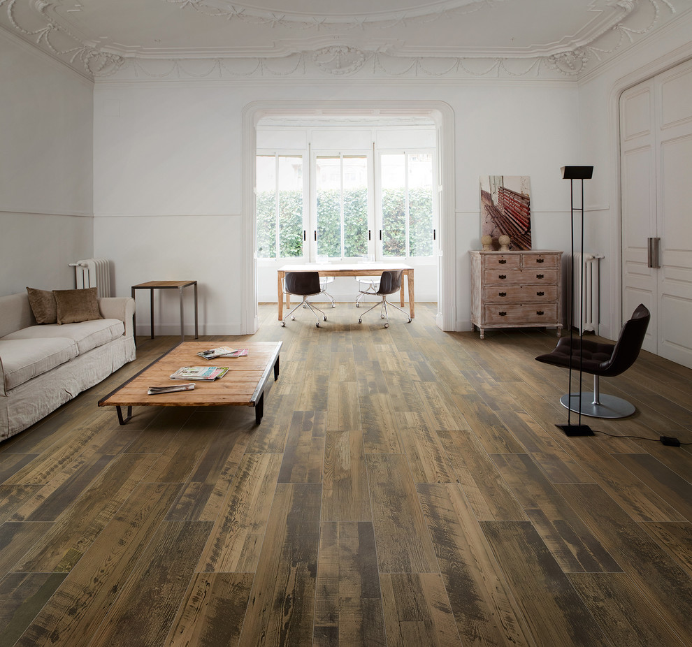 Diseño de sala de estar abierta moderna de tamaño medio con paredes blancas y suelo de madera oscura