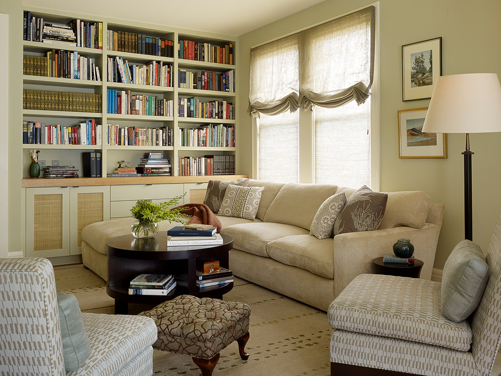 Immagine di un soggiorno chic con libreria e pareti beige