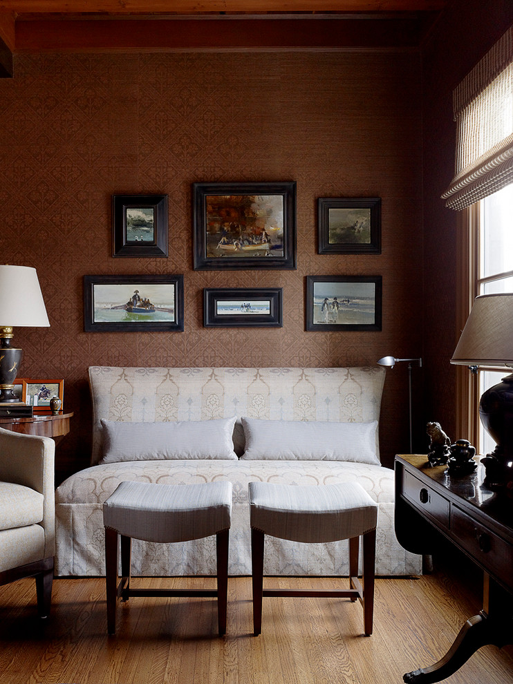 Großes, Fernseherloses, Abgetrenntes Klassisches Wohnzimmer mit braunem Holzboden, brauner Wandfarbe, Kamin und Kaminumrandung aus Metall in San Francisco