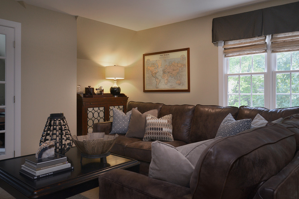 Foto de sala de estar cerrada tradicional renovada de tamaño medio sin chimenea con paredes beige, moqueta y televisor independiente