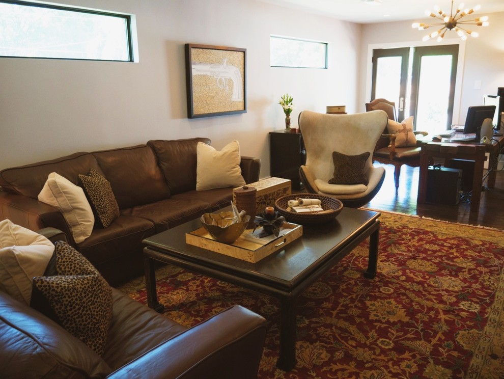 Foto di un soggiorno chic di medie dimensioni e chiuso con pareti beige e parquet scuro