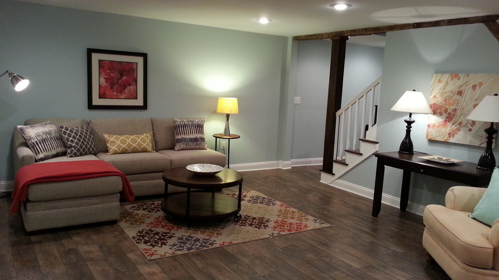 Diseño de sala de estar abierta tradicional renovada de tamaño medio con paredes grises y suelo de madera oscura