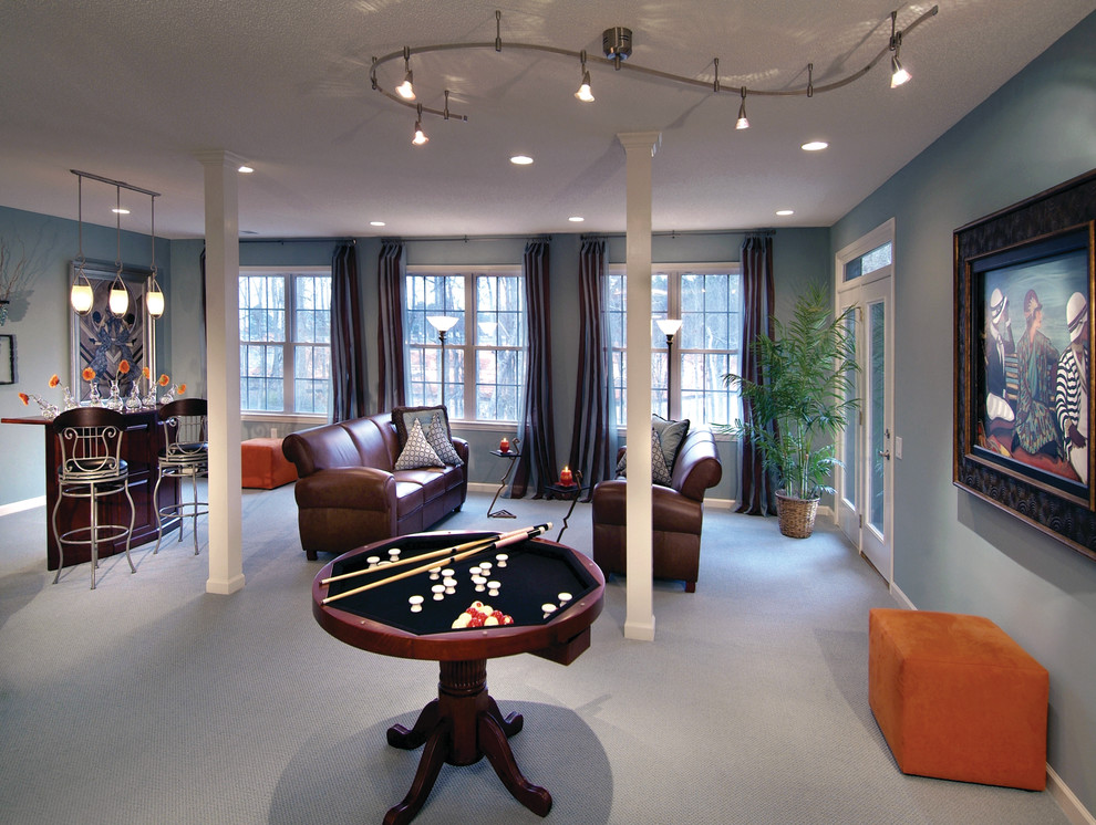 Imagen de sala de estar con barra de bar cerrada tradicional renovada grande sin chimenea y televisor con paredes azules, moqueta y suelo gris
