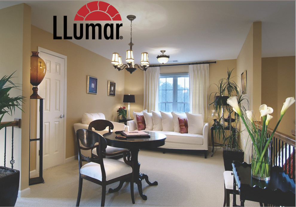 Diseño de sala de estar cerrada clásica renovada de tamaño medio con paredes beige y moqueta