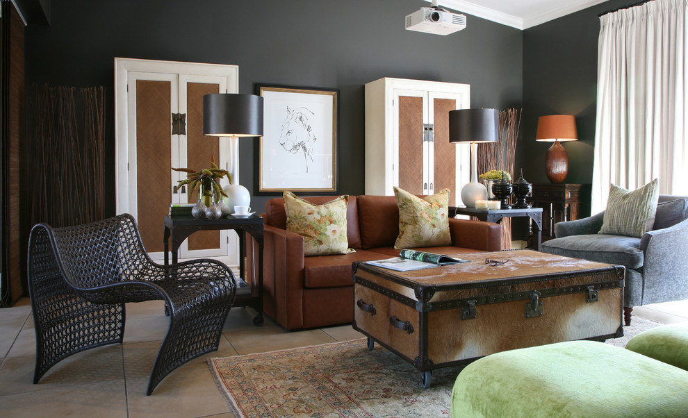 Стильный дизайн: гостиная комната в стиле фьюжн с черными стенами - последний тренд