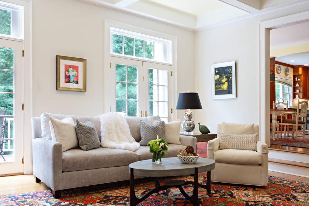 Großes, Abgetrenntes Klassisches Wohnzimmer mit beiger Wandfarbe, braunem Holzboden, Kamin, Kaminumrandung aus Stein, freistehendem TV und braunem Boden in New York