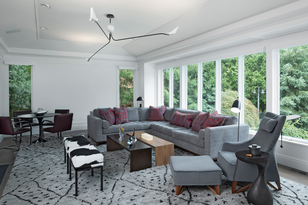Идея дизайна: гостиная комната в стиле неоклассика (современная классика) с белыми стенами, паркетным полом среднего тона и коричневым полом