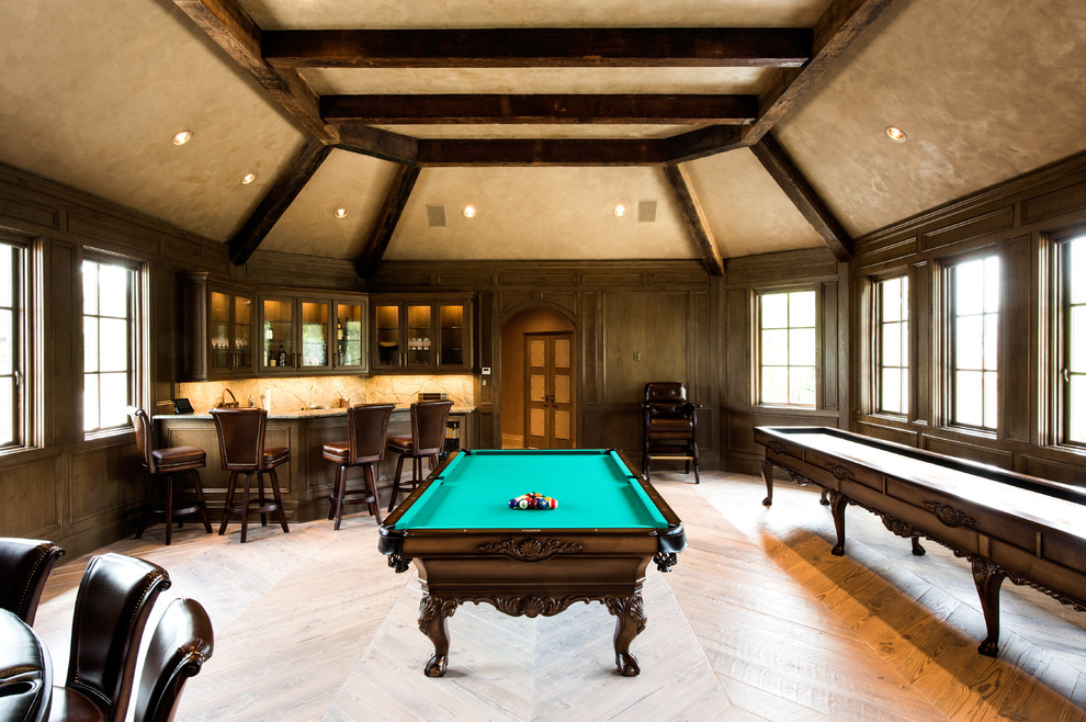 Foto di un grande soggiorno chic aperto con sala giochi, pareti marroni e pavimento in legno massello medio
