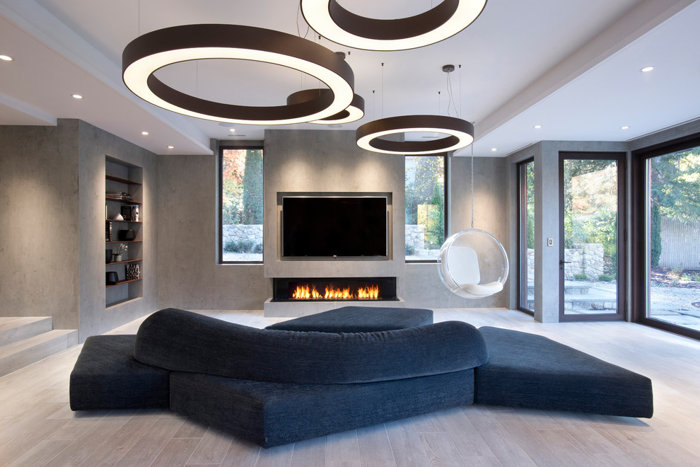 Стильный дизайн: изолированная комната для игр среднего размера в стиле модернизм с серыми стенами, полом из керамогранита, горизонтальным камином, фасадом камина из камня, мультимедийным центром и серым полом - последний тренд