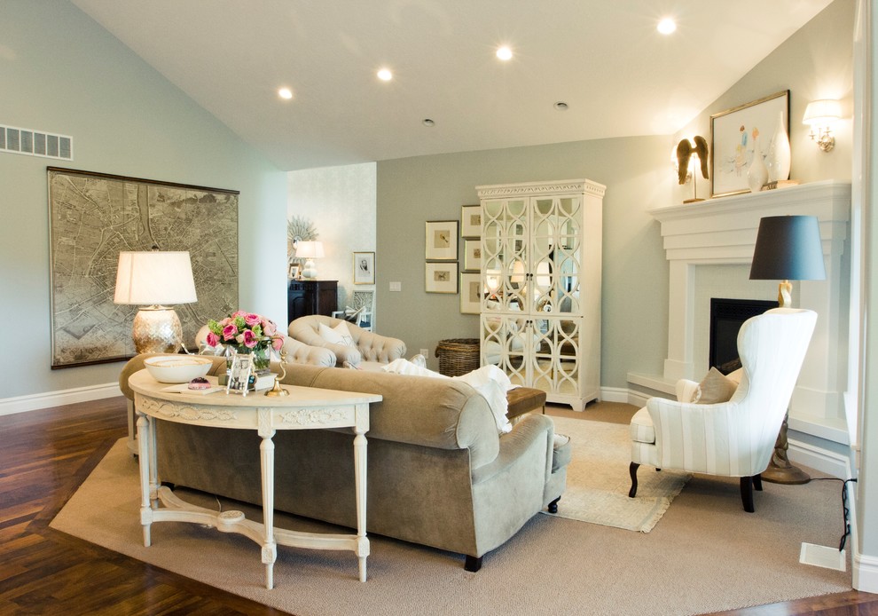 Свежая идея для дизайна: гостиная комната в классическом стиле с ковровым покрытием, стандартным камином и синими стенами - отличное фото интерьера