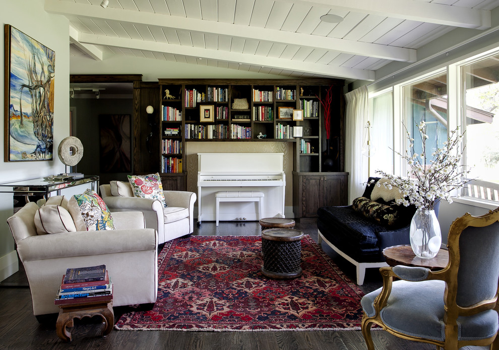 Источник вдохновения для домашнего уюта: гостиная комната в современном стиле с музыкальной комнатой и ковром на полу