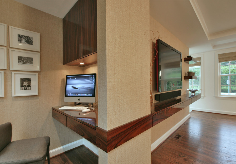 Modelo de sala de estar contemporánea grande con paredes beige, suelo de madera en tonos medios y pared multimedia