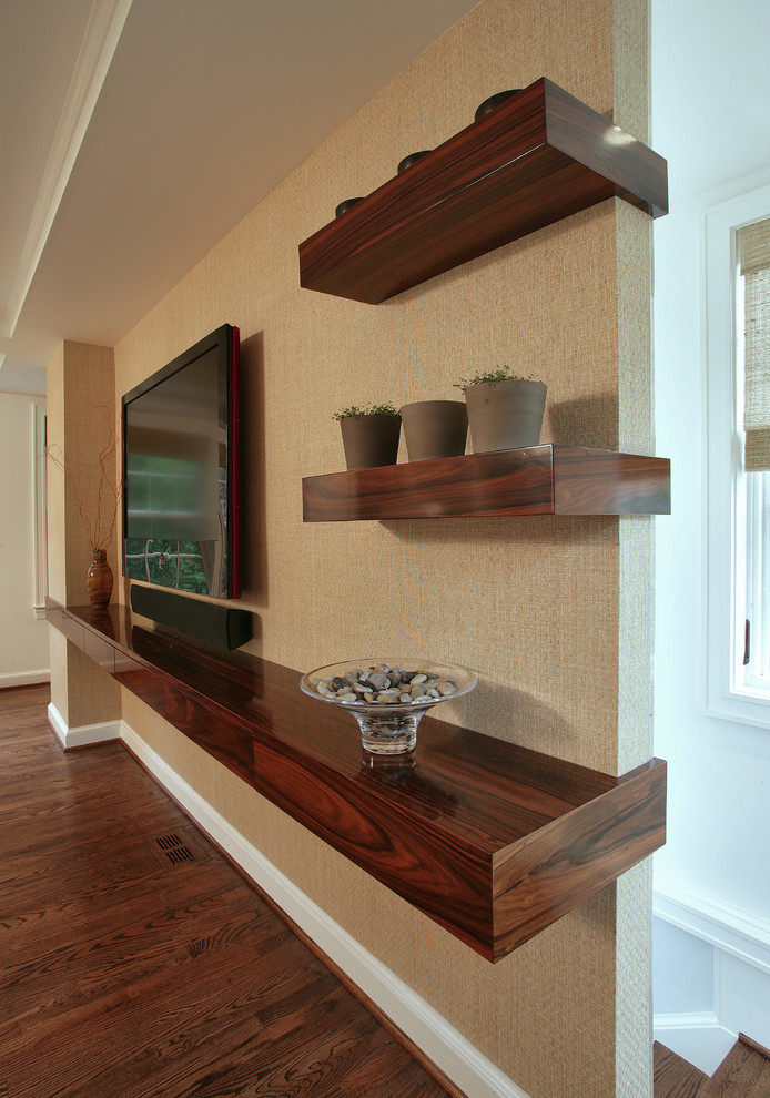 Foto de sala de estar actual grande con paredes beige, suelo de madera en tonos medios y pared multimedia