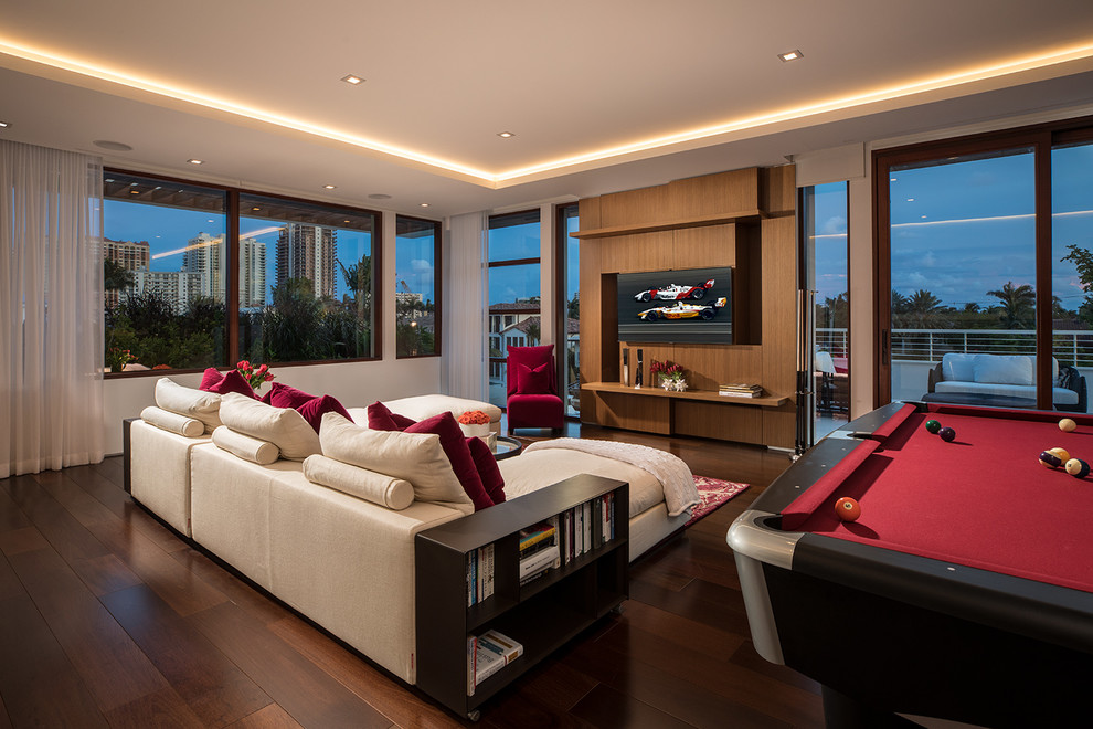 Großes Modernes Wohnzimmer ohne Kamin mit weißer Wandfarbe, dunklem Holzboden, braunem Boden und Multimediawand in Miami