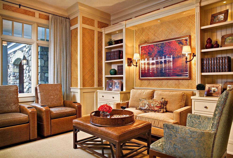 Foto de sala de estar cerrada clásica de tamaño medio sin chimenea y televisor con paredes beige y suelo de madera oscura