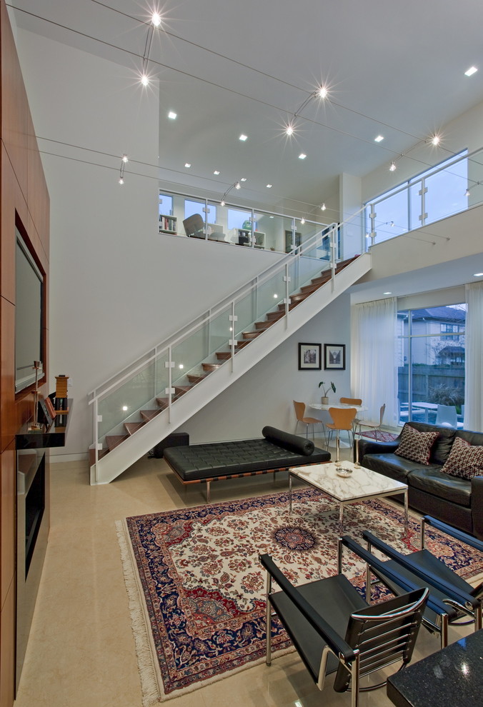 Cette image montre une salle de séjour design avec un mur blanc et un téléviseur encastré.