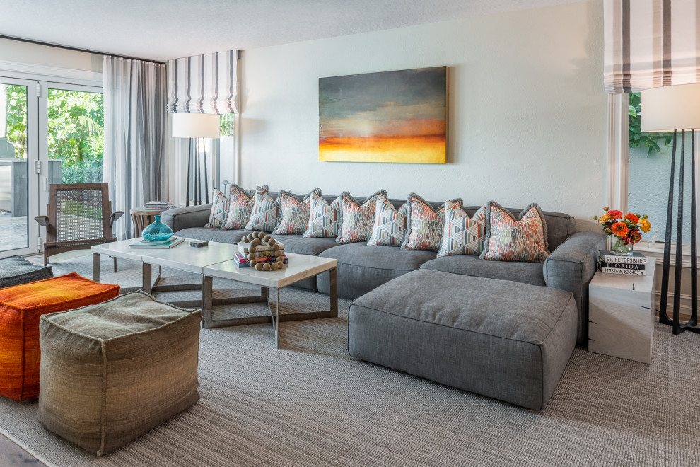 Imagen de sala de estar abierta mediterránea de tamaño medio