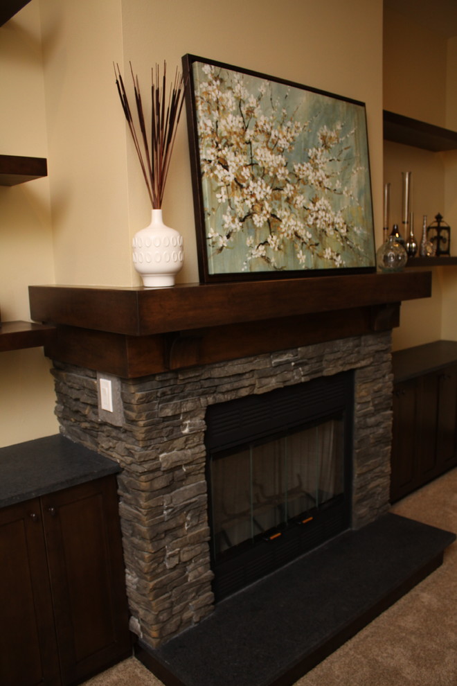 Modelo de sala de estar abierta de estilo americano de tamaño medio con todas las chimeneas y marco de chimenea de piedra