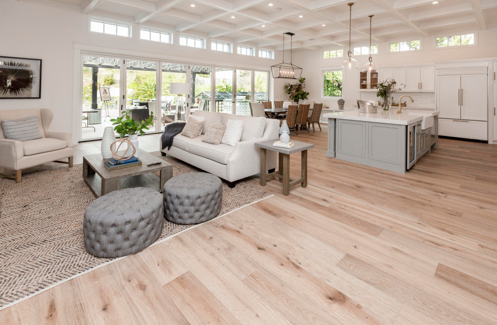 Modelo de sala de estar abierta minimalista extra grande con paredes blancas, suelo de madera clara y casetón
