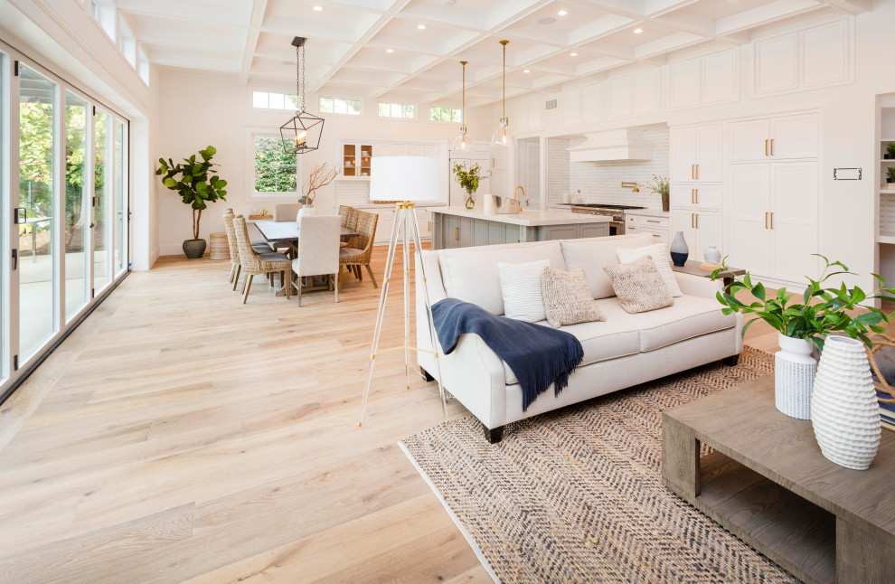 Foto di un ampio soggiorno moderno aperto con pareti bianche, parquet chiaro e soffitto a cassettoni