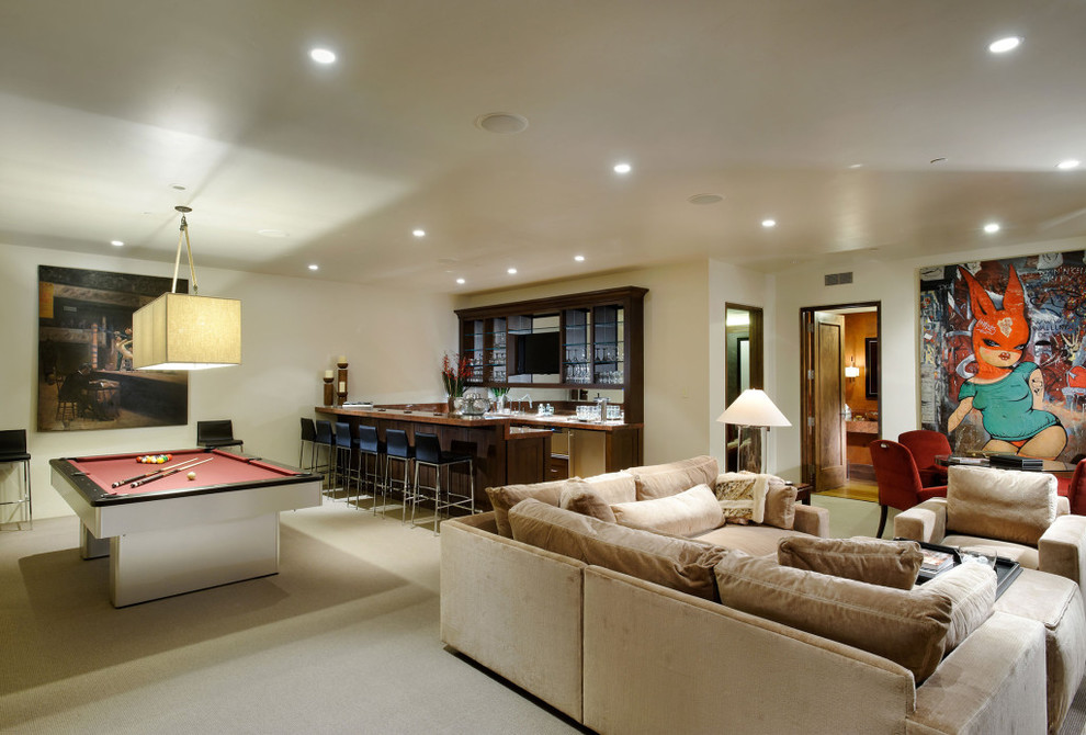 Offenes Uriges Wohnzimmer mit beiger Wandfarbe, Teppichboden und beigem Boden in Denver