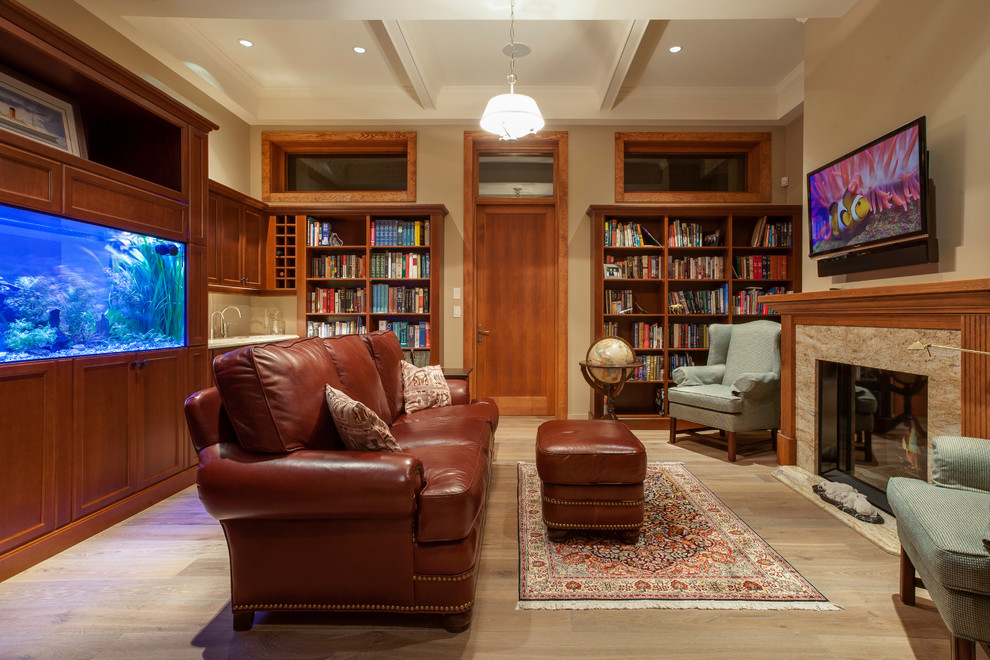 Modelo de sala de estar con biblioteca contemporánea con paredes beige, suelo de madera clara, todas las chimeneas y televisor colgado en la pared
