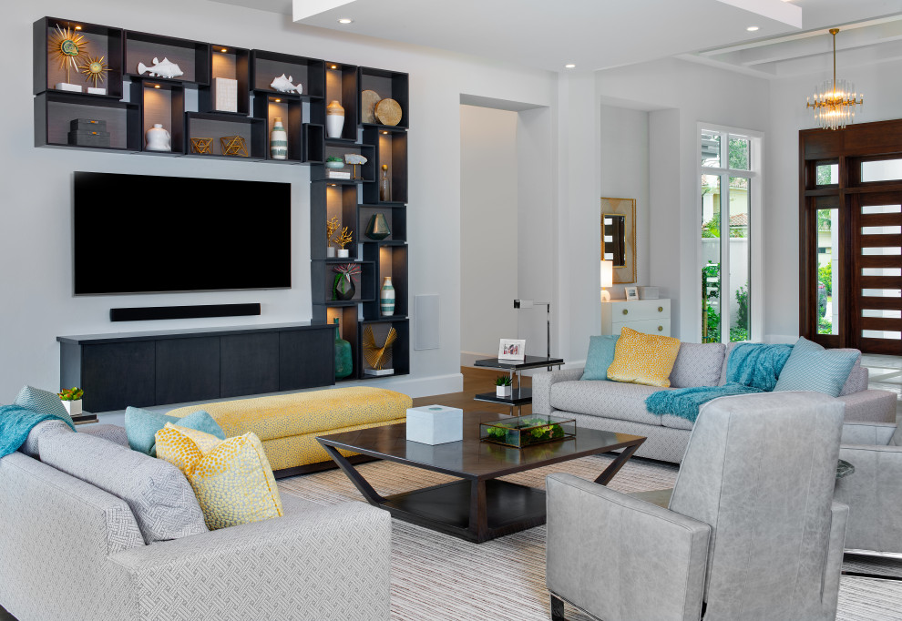 Imagen de sala de estar abierta mediterránea sin chimenea con paredes blancas y televisor colgado en la pared
