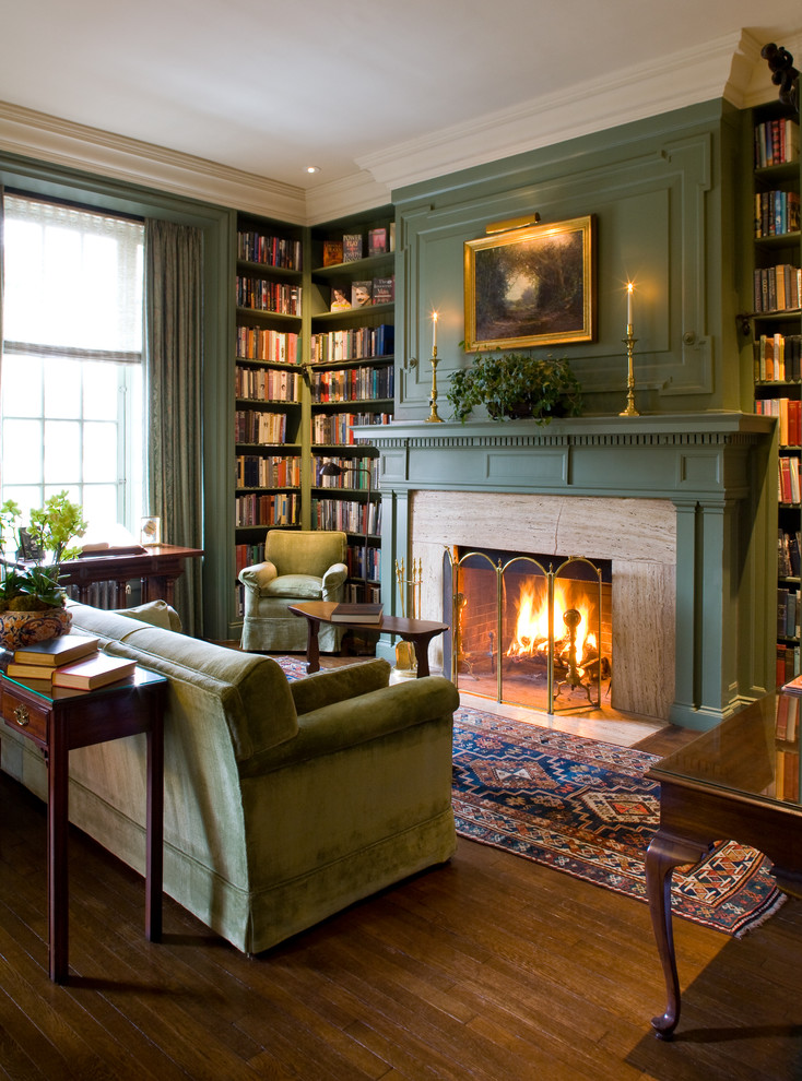 Idée de décoration pour une salle de séjour tradition avec une bibliothèque ou un coin lecture et un sol marron.
