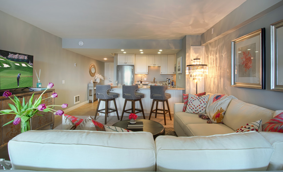 Modelo de sala de estar abierta ecléctica pequeña con paredes grises y moqueta