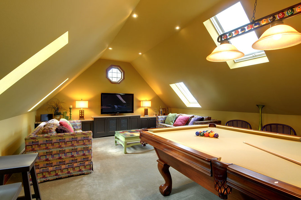 На фото: большая изолированная комната для игр в стиле фьюжн с желтыми стенами, ковровым покрытием, отдельно стоящим телевизором и серым полом без камина с