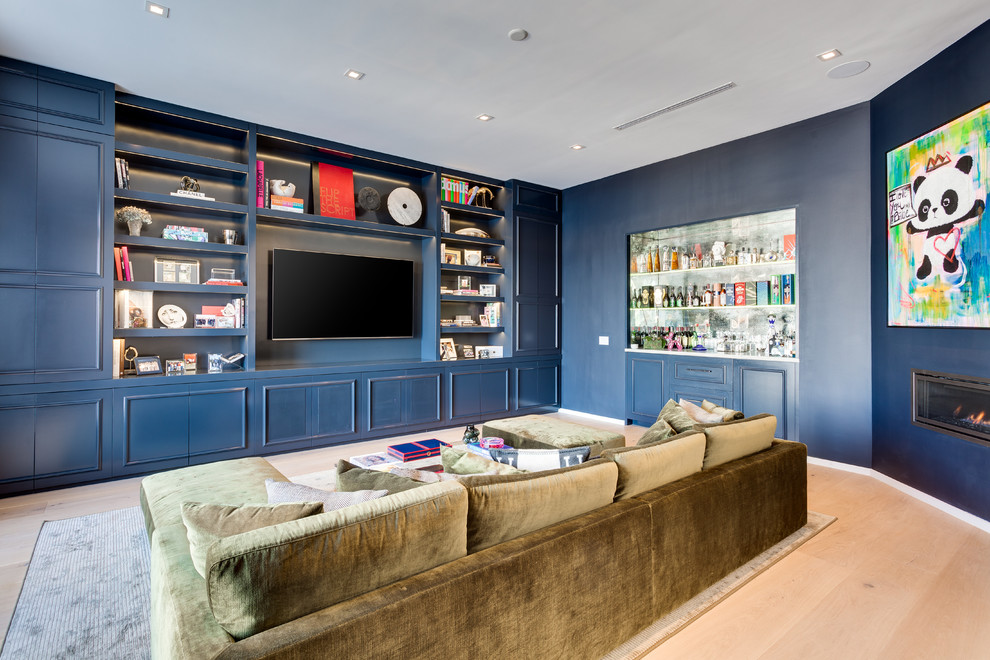 Источник вдохновения для домашнего уюта: гостиная комната среднего размера в стиле неоклассика (современная классика) с синими стенами, светлым паркетным полом, бежевым полом, домашним баром, угловым камином и мультимедийным центром