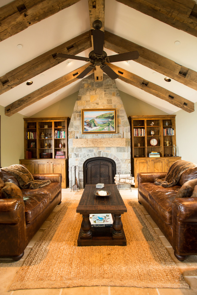 Imagen de sala de estar abierta clásica grande con paredes verdes, chimenea lineal y marco de chimenea de piedra