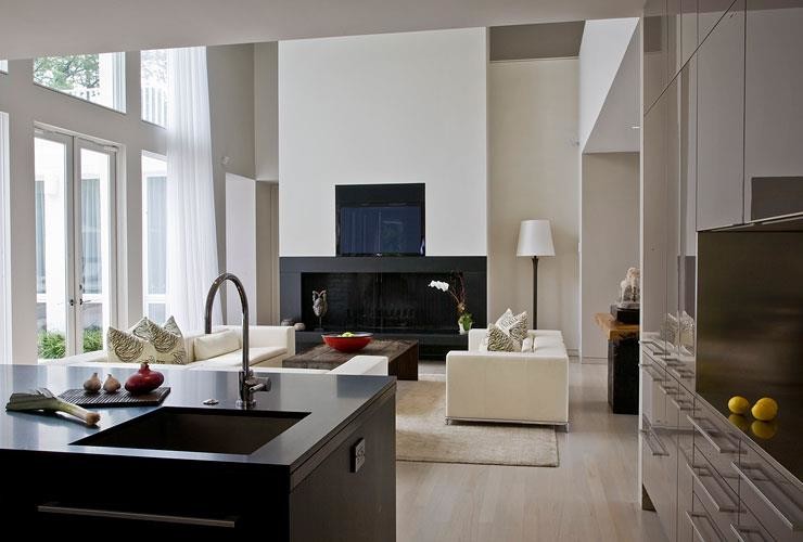Пример оригинального дизайна: открытая гостиная комната среднего размера в стиле модернизм с белыми стенами, полом из ламината, стандартным камином, фасадом камина из металла, скрытым телевизором и бежевым полом