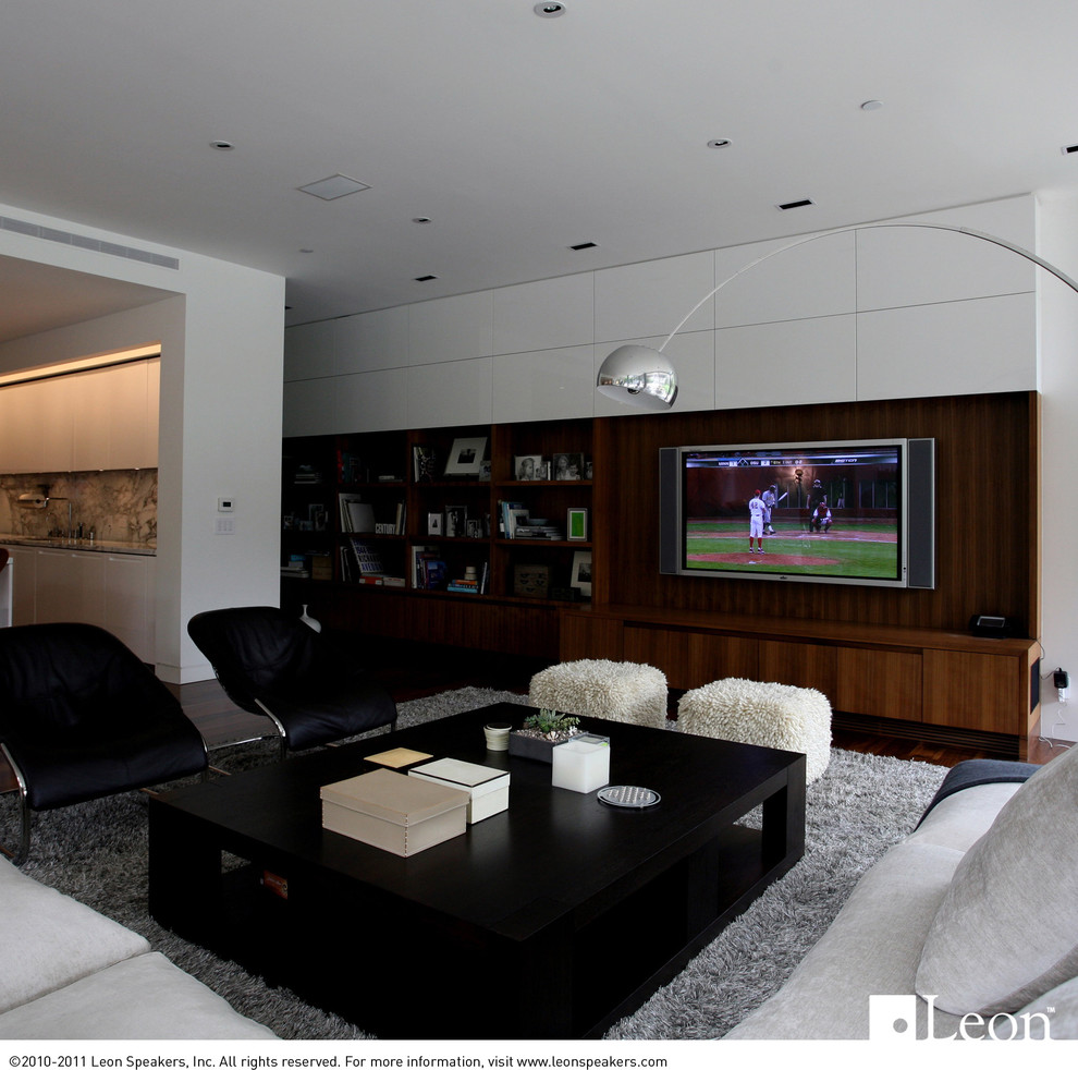 Ispirazione per un soggiorno minimalista chiuso con pareti bianche, parquet scuro e TV a parete