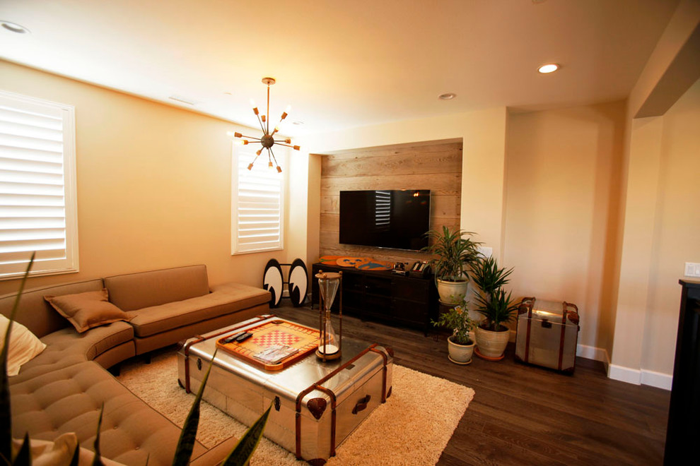 Immagine di un grande soggiorno tradizionale aperto con pareti beige, parquet scuro, nessun camino e TV a parete
