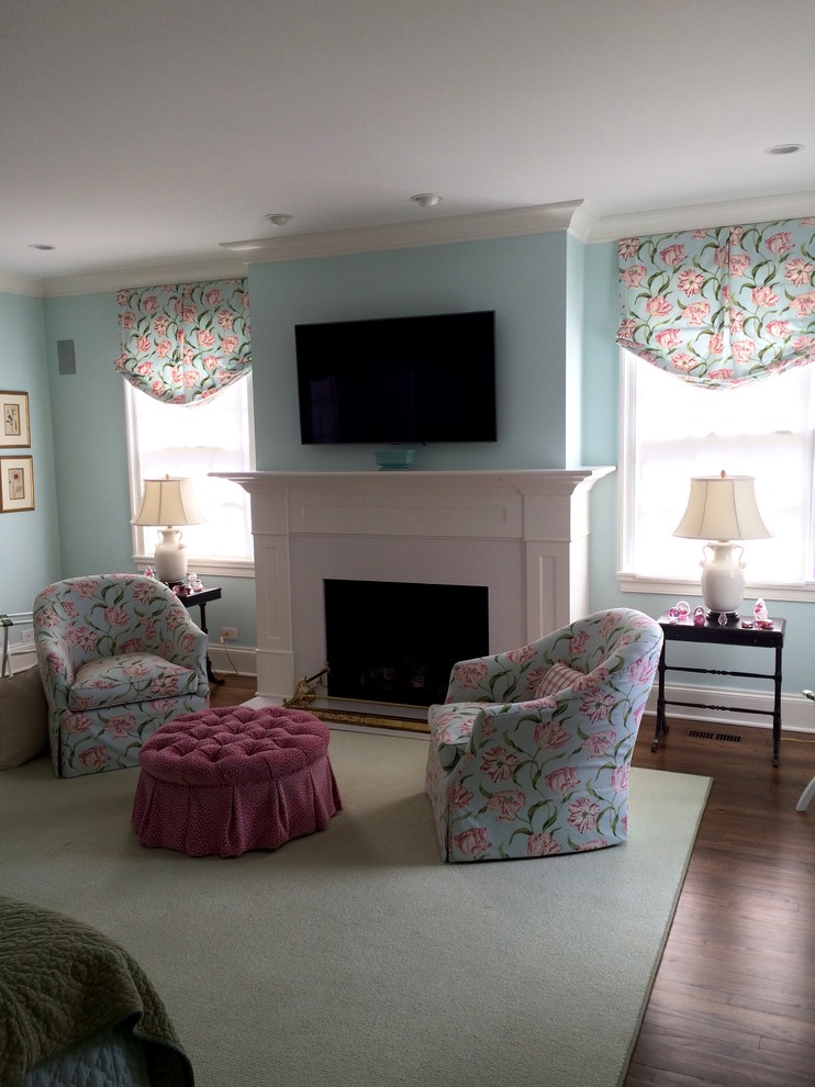 Источник вдохновения для домашнего уюта: изолированная гостиная комната среднего размера в викторианском стиле с синими стенами, темным паркетным полом, стандартным камином, фасадом камина из дерева, телевизором на стене и коричневым полом