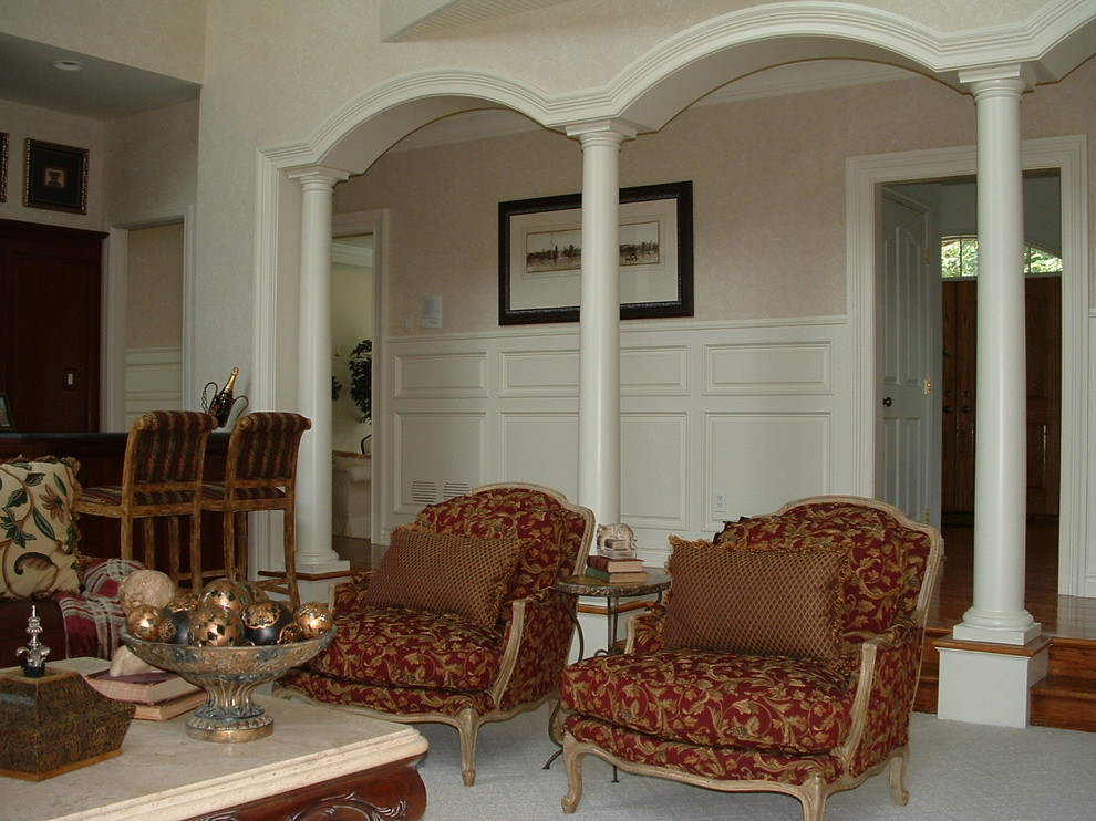 Modelo de sala de estar con barra de bar cerrada tradicional de tamaño medio con moqueta, paredes blancas, todas las chimeneas y marco de chimenea de baldosas y/o azulejos